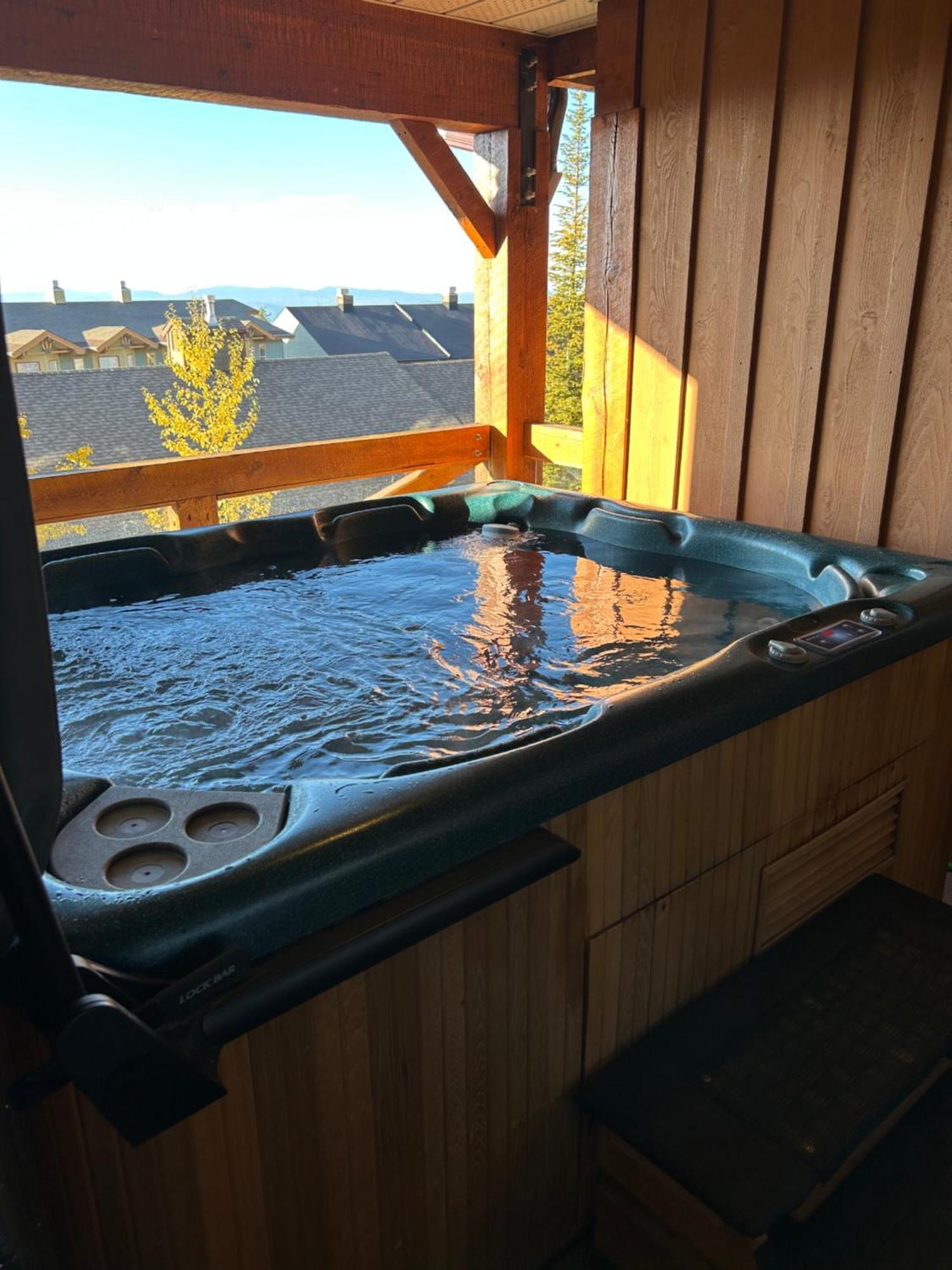 3 Bedroom 3 Bath Ski In Ski Out With Private Hot Tub Big White Ski Resort Екстер'єр фото