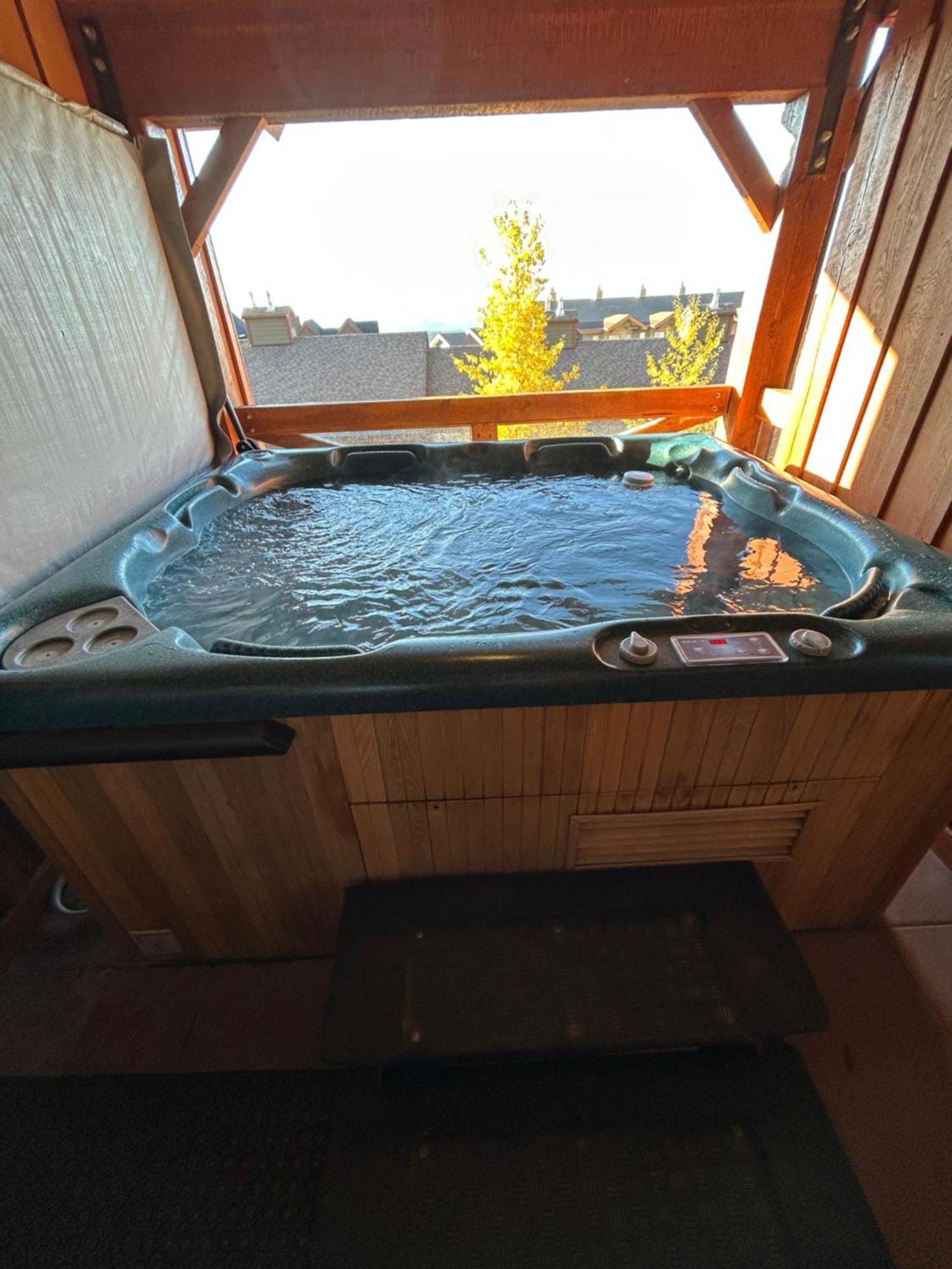 3 Bedroom 3 Bath Ski In Ski Out With Private Hot Tub Big White Ski Resort Екстер'єр фото