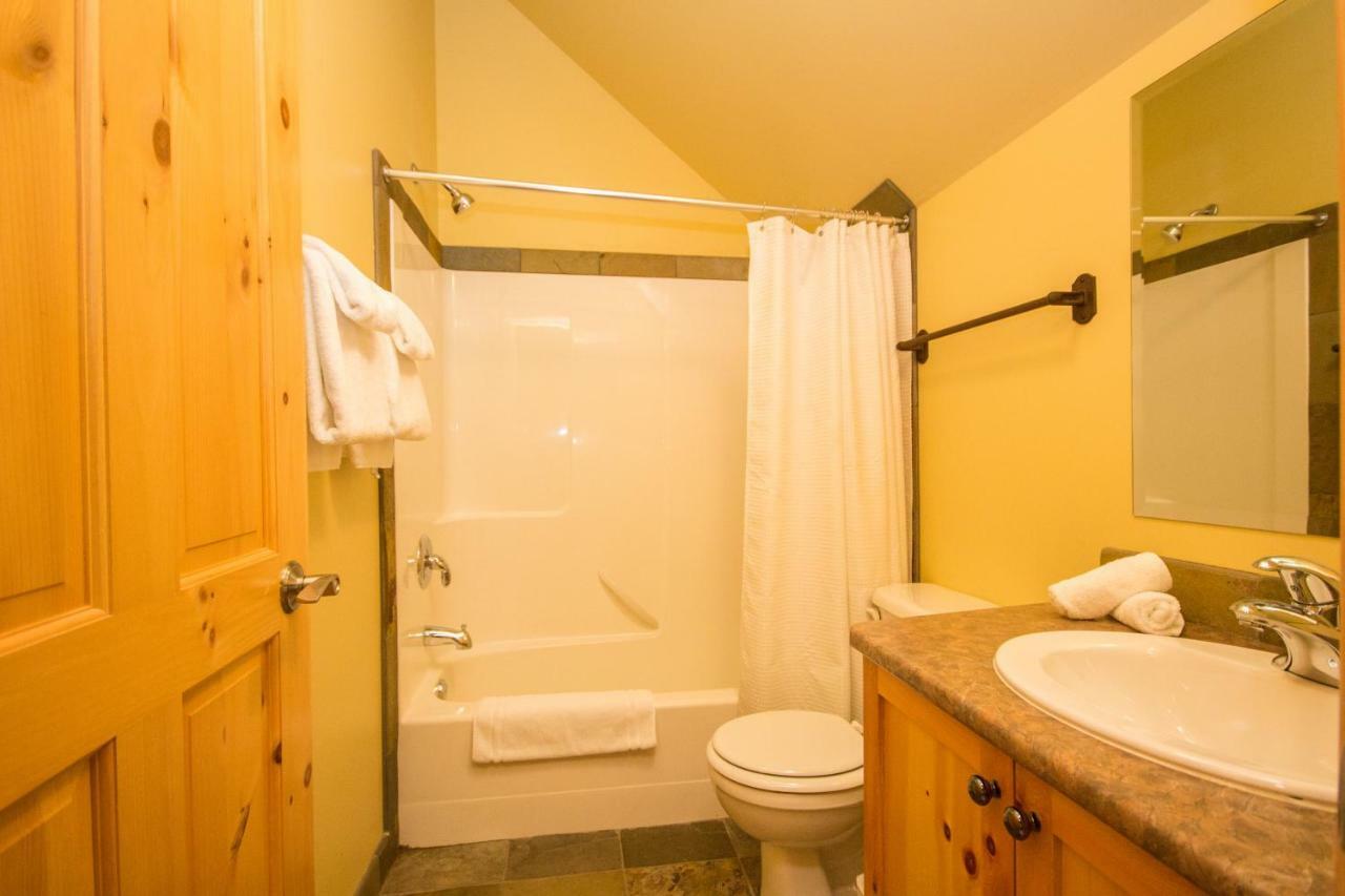3 Bedroom 3 Bath Ski In Ski Out With Private Hot Tub Big White Ski Resort Екстер'єр фото