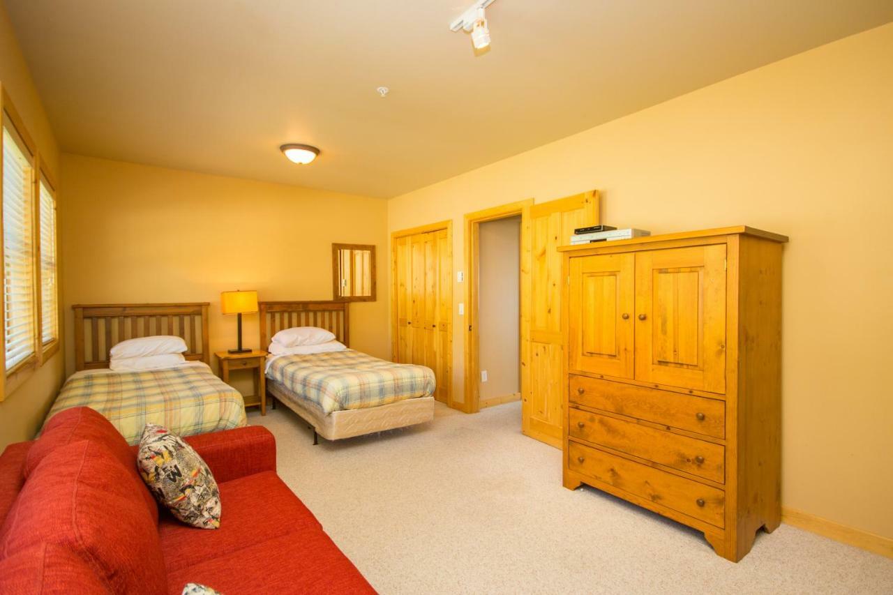 3 Bedroom 3 Bath Ski In Ski Out With Private Hot Tub Big White Ski Resort Екстер'єр фото
