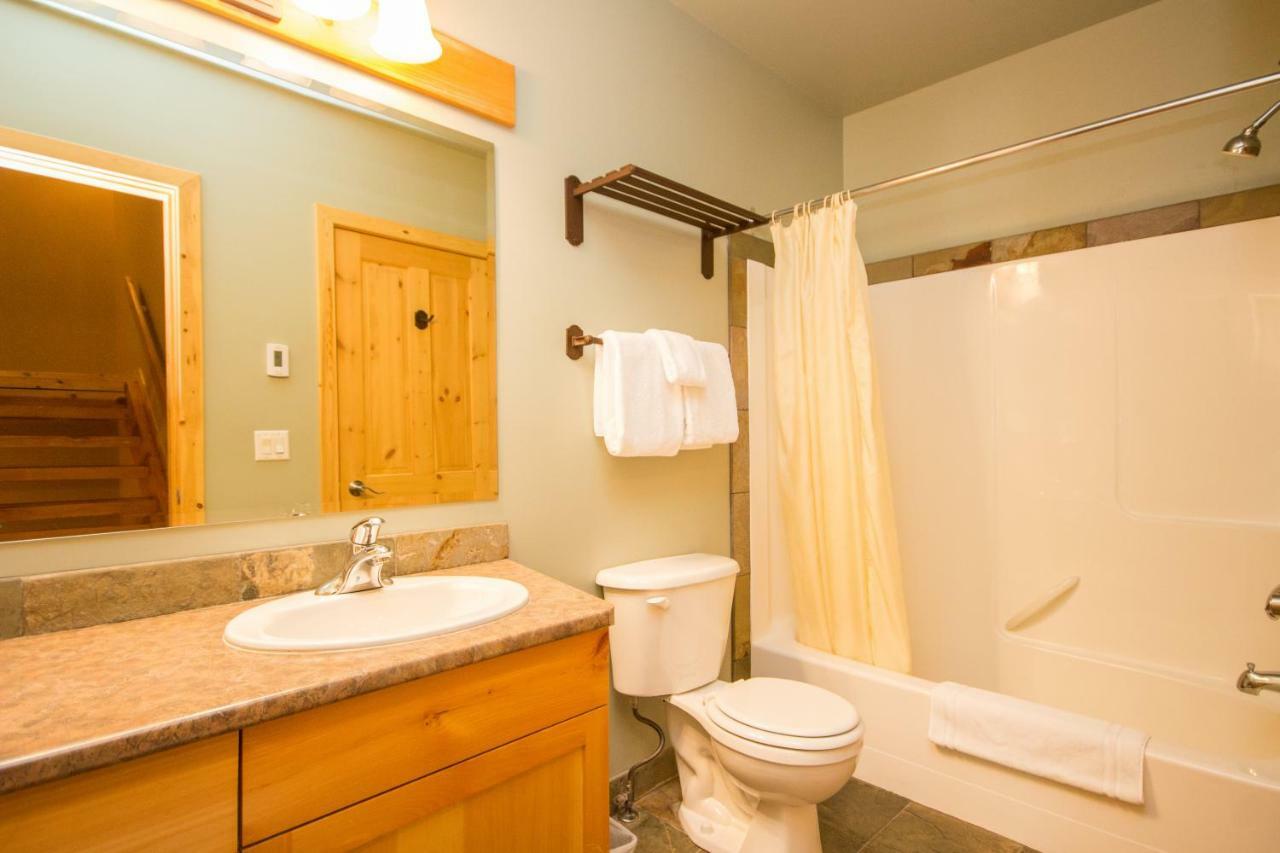 3 Bedroom 3 Bath Ski In Ski Out With Private Hot Tub Big White Ski Resort Екстер'єр фото